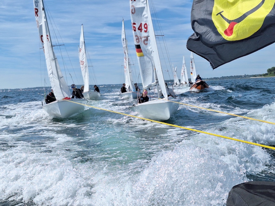 Schleppverband auf dem Wasser – YES 2026 Kiel